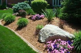 Front Yard Landscape With Gold Mulch In 2020 Garten Landschaftsbau Garten Vorgarten Anlegen