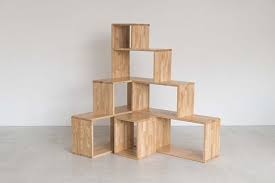 ny 家具のroot shelfのご紹介です root shelfは root 木の根っこ の様にたくさんの箱がリズム良く積み重なっている本棚 飾り棚 l字型ならではの使い勝手の良さで お部屋の角や窓際でも大活躍します 背が低く床への広がりがあるため カーペットやラグとの