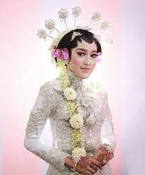 Yohanes soelarso wedding 71.709 views1 year ago. Paes Sanggul Sasak Yogya Rias Pengantin Gaya Jogja Info Kece Tak Hanya Paes Tatarias Pengantin Yogya Paes Ageng Juga Terlihat Semakin Menarik Dengan Aksesori Keemasan Yang Tersusun Cantik Di Kepala