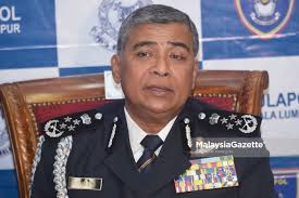 Menteri dalam negeri datuk seri hamzah zainudin (tengah) menyerahkan surat pelantikan ketua polis negara yang baharu kepada timbalan ketua polis negara datuk seri acryl sani abdullah sani (kanan) pada sidang media khas di kementerian dalam negeri hari ini. Saya Sudah Lakukan Yang Terbaik Kepada Pdrm Khalid