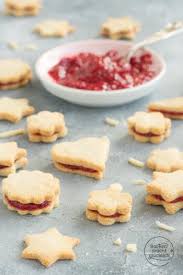 Die glutenfreien zuckerfreien plätzchen zum ausstechen bestehen einzig aus blanchierten mandeln und süße. Vegane Low Carb Platzchen Backen Macht Glucklich