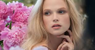 Jetzt 30 tage kostenlos testen! 3 Minutes With Gabriella Wilde Estee Stories Blog Esteelauder Com