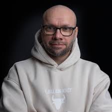 Die Polizei in NRW fliegt jetzt auch per Drohne zum Einsatz. Die  Anschaffung von 29 Fluggeräten für einen mehrmonatigen Pilotversuch hatte  die NRW-Koalition mit Haushaltsmitteln in Höhe von 375.000 Euro ermöglicht.  In