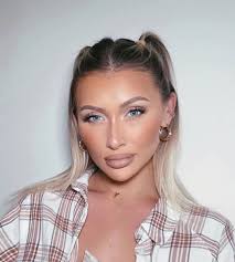 💕 Cult Fave 💕 Sarah Ashcroft LOVES our Extra Tiny Name Necklace! See  below for Sarah's exact necklace details. 🔸 14k solid gold 🔸 14” chain  length 🔸 font #1