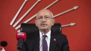 Kemal kılıçdaroğlu 17 aralık 1948 yılında tunceli nazimiye ilçesinde doğmuştur.annesinin ismi yemuş 1999 tarihinde ise s.s.k'dan emekli olmuştur.selvi kılıçdaroğlu ile evlidir ve 3 çocuğu. Kilicdaroglu Ndan Bakan Koca Nin Asi Davetine Yanit Ntv