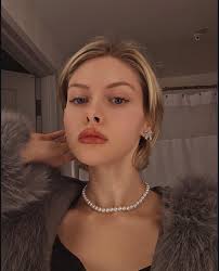 Petite model seeking collaboration opportunities