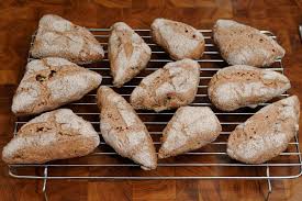 Dort wird empfohlen, die pizza auf backpapier und damit dann auf den heißen stein zu. Brot Auf Pizzastein Im Gasi Grillforum Und Bbq Www Grillsportverein De