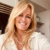 Lisa Bayes's Instagram, Twitter & Facebook