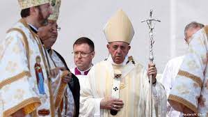 El artista, declarado admirador del pontífice, denuncia la hipocresía del vaticano por negarse a bendecir los matrimonios homosexuales después de haber invertido en. Miracolul Care Nu Trebuie Irosit Papa A Aratat Calea Vocile CelorlalÅ£i Dw 02 06 2019