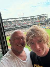 Great time in the Midwest seeing my brother and sisters. Great Friday in  Chicago starting with my favorite pizza @rosangelaspizzaofficial Then to my  favorite Southside bar @corkandkerry for some pregame. Then watch