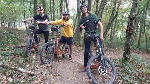 Une pente à 45°, un engagement énorme, le tout en haute altitude. Photos Video Trois Sportifs De L Extreme En Tournage Pour L Emission Riding Zone A Fumay