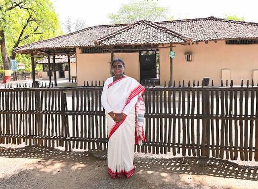 In Pics📸: President #DroupadiMurmu visits Sevagram Ashram, the residence of Mahatma Gandhi in the Wardha district, Maharashtra
