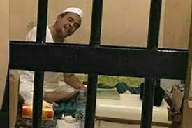 Seorang prajurit tni menyambut kepulangan seorang habib diborogol, ditangkep, dipenjara, ujarnya. Dipenjara Bareng Teroris Penjagaan Habib Rizieq Tak Seketat Ali Imron
