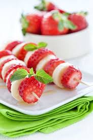 Les Brochettes De Fruits Des Recettes Ludiques Pour Enfants Brochette Fruits Recettes De Cuisine Nourriture