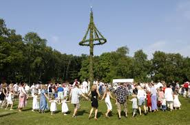 Svenskt midsommarfirande på stranden i ciudad jardin för några år sedan. Glad Midsommar Hear The Boat Sing