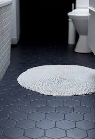 Black And White Hex Tile With Black Grout Une Salle De Bain En Noir Et Blanc Grey Bathroom Floor Traditional Bathroom Dark Gray Bathroom