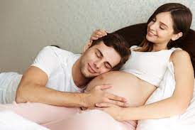 Die neuesten tweets von cuckold husband (@cuckoldhusband1). Free Photo Smiling Young Pregnant Wife Lying In Bed With Her Husband