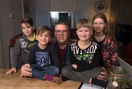 Het koppel reageert nu bij de belgische krant het laatste nieuws op alle. Robert 47 Uit Zelhem Overspoeld Met Reacties Na Emotionele Steenrijk Straatarm Bronckhorst Gelderlander Nl