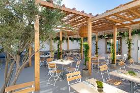 Wanderlust Design Revitalizes The Waterfront On La S Venice Beach Into A Bohemian Haunt Outdoor Restaurant Patio Patio Design Restaurant Interior Design
