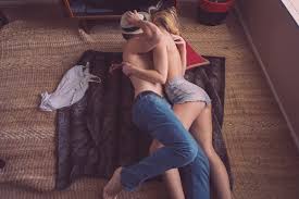 Eine zufriedenstellende sexualität ist ein wesentlicher bestandteil, damit paare glücklich sind. 12 Sexspielchen Furs Bett Was Gefallt Mannern Frauen