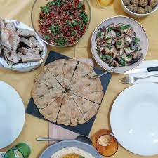 Per soddisfare la voglia di cotoletta, provate una ricetta che non richiede di friggere la carne ma svelerà ugualmente una croccante panatura: Cena Tra Amici Una Sera D Estate Healthy Tasty Food