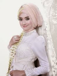 Kalaupun tetap memilih dnegan style yang sama, buat chi gak apa. Cara Makeup Pengantin Muslimah Agar Terlihat Alami
