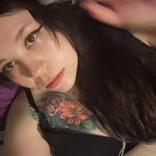 Lauren Defoe's Instagram, Twitter & Facebook