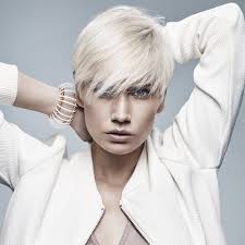 Coupe de cheveux pour femme courte avec effet intéressant. Epingle Sur Ar Beauty