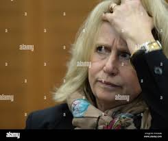 Ein Zeuge (R) im Prozess gegen Frankfurt Flughafen Assassin Uka, sitzt  neben seinem Anwalt Marcus Steffel in den Gerichtssaal des  Oberlandesgericht (OLG) in Frankfurt Am Main, Deutschland, 14. November  2011. Zu Beginn