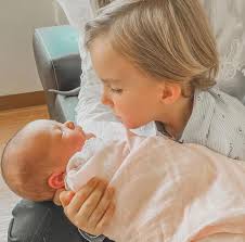 Hermosas! 🌟 Hace unos días, la presentadora Daniela Pinedo dio a luz a su  hija Eva, fruto de su relación con el empresario Francisco Cardona ❤ La  pequeña llegó para acompañar a