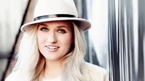 Britt dekker is currently single, according to our records. Britt Dekker Verbluft Volgers Met Bikinifoto Panorama