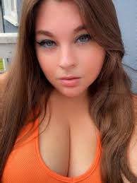 Hi, I'm looking for friend who live with me in Heaven who take care her  self Own never tell any words when she walk time stop when she cook People  said Wow .