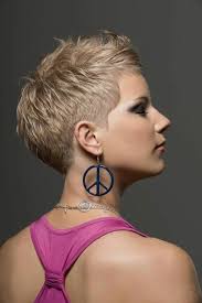 Obtenez un joli accent et coupez les franges latérales qui traversent facilement le flux principal de vos serrures. 1001 Variantes De Coupe Courte Blonde Pour Rafraichir Votre Look