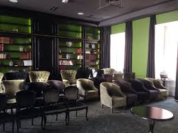 Avec ses chambres avec vues sur les deux cours intérieures, l'hôtel est un refuge moderne dans un cadre séculaire, idéalement situé pour permettre d'explorer au mieux la ville. Salle De Reunion Bibliotheque Image De La Cour Des Consuls Hotel Spa Toulouse Mgallery Tripadvisor