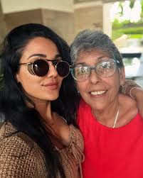 Madrecita mía, feliz cumpleaños, feliz vida, feliz yo de habernos elegido  en esta y tantas vidas. Cada año que pasa me doy más cuenta de lo inmensa  que eres y sólo le