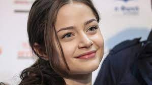 Αμέσως μετά το πέρας της ερμηνείας της, η μαρία μπεκατώρου συνάντησε τη στεφανία λυμπερακάκη στη σκηνή του σόου μεταμφιέσεων του αντ1 και τη ρώτησε για τα συναισθήματα της. Stefania H Prwth Antidrash Ths Sto Supergirl To Faghto Poy Ths Aresei Skai