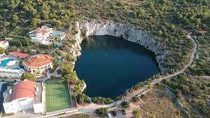 Единственное, что рыба может, это принять цвет водорослей, в которых прячется. Fly Over Zmajevo Oko Dragon Stock Footage Video 100 Royalty Free 1014888853 Shutterstock