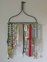Le Porte Bijoux Mural Une Deco Pratique Et Belle Archzine Fr Porte Bijoux Mural Porte Bijoux Rangement Bijoux