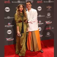 .desprecia a su cuñado sergio mayer (esposo de issabela camil) parado, y que con su familia (issabela, antonia y victoria) puede hacer y deshacer, pero con la de su esposa nunca lo haría; Sergio Mayer Llego En Falda A Los Premios Platino Sinaloa En Linea