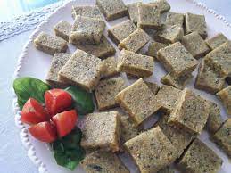 Si puliscono, lavano e tagliano le verdure , si mettono a cuocere con il sale e poi ad essiccare in forno e si ottiene un dado gustoso e saporito! Dado Vegetale Fatto In Casa La Ricetta Infallibile Greenme