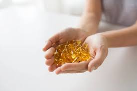 Mao Segurando Omega 3 Capsulas Acima Mesa De Madeira Com Vidro De Fotos Imagens De C Sonyachny 308874960