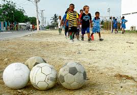 Imagenesde24 imagenes niños jugando futbol. Imagen De Ninos Jugando Futbol En El Barrio El Futbol De La Calle Caracteristicas Y Como Se Jugaba Puedes Sugerir Una Descripcion De Este Album Y Publicar Nuevas Fotos En