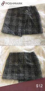 Black And White Checkered Skirt H M Black And White Tweed Mini Skirt Cute Plaid Miniskirt From H M Zips In The Back Smooth Quilted Lining Hardly Worn In Great Condit Mini Skirts Tweed Mini Skirt Houndstooth