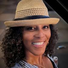 Girlz With Kinks Get Winks