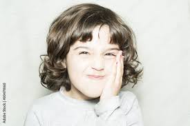 Niña tocándose la cara Stock Photo