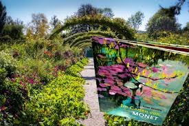 Claude monet liebte seinen garten in giverny, züchtete blumen und malte hier seine berühmtesten werke wie brücke in monets garten, seerosenteich und verschiedene versionen der seerosen. Im Garten Von Monet Von Kaatje Vermeire Rezension