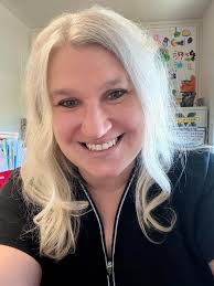 Hello if someone would be so kindle put a black tuxedo and shoes