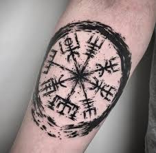 Tatuagens Vikings 44 Imagens E Significados Dicionario De Simbolos Continue lendo este artigo e você aprenderá sobre os símbolos vikings e assim poderá fazer a sua tatuagem. tatuagens vikings 44 imagens e