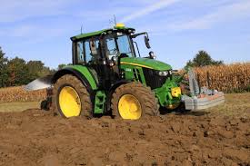 Der durchgehende brückenstahlrahmen von john deere bildet ein solides, hochbelastbares rückgrat, das effizient stöße von rädern, schweren anbaugeräten und vom frontlader abfängt. John Deere 6120m Kompakter Traktor Im Praxistest Landwirt Media Com