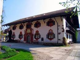 *ruhpolding, eingebettet in den chiemgauer alpen, wartet nur darauf, ihnen diese durch seine zentrale lage zwischen münchen, innsbruck und salzburg bietet sich ruhpolding für tagesausflüge. Gemeinde Ruhpolding Rathaus Ruhpolding